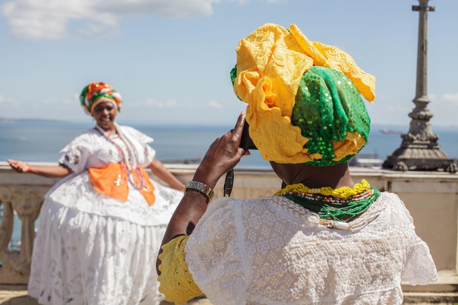 Estudantes afrodescendentes — programas de bolsas apresentados pela MWYNY